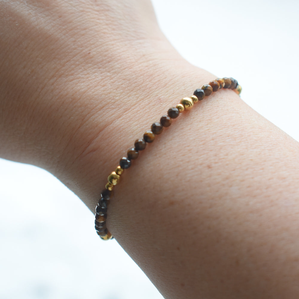 armbandje bruine stenen