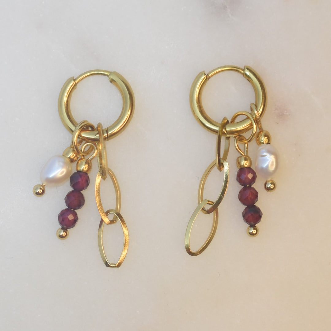 Oorbellen bordeaux rood met zoetwater parels en granaat edelstenen