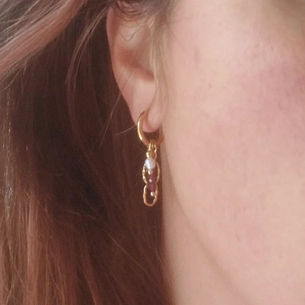 Oorbellen bordeaux rood met zoetwater parels en granaat edelstenen