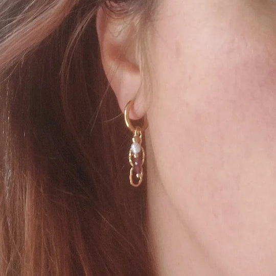 Oorbellen bordeaux rood met zoetwater parels en granaat edelstenen