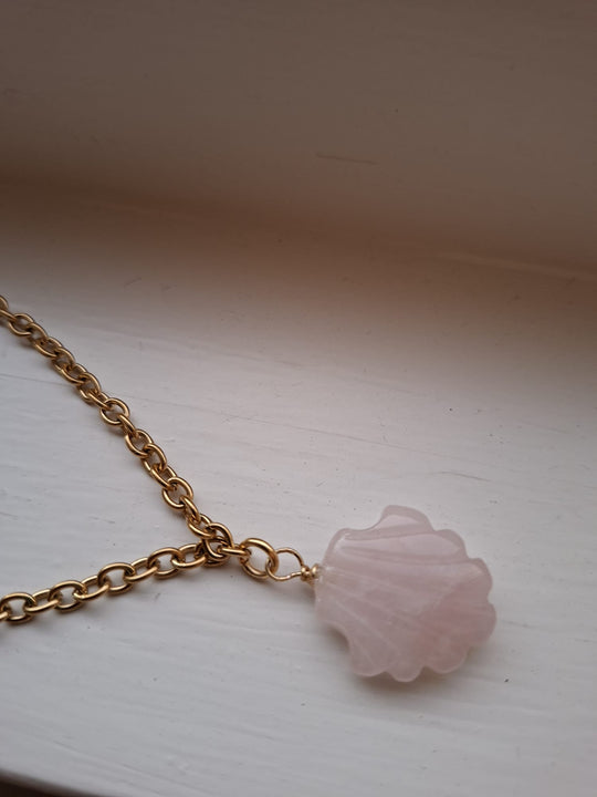 Ketting rozenkwarts schelp goud