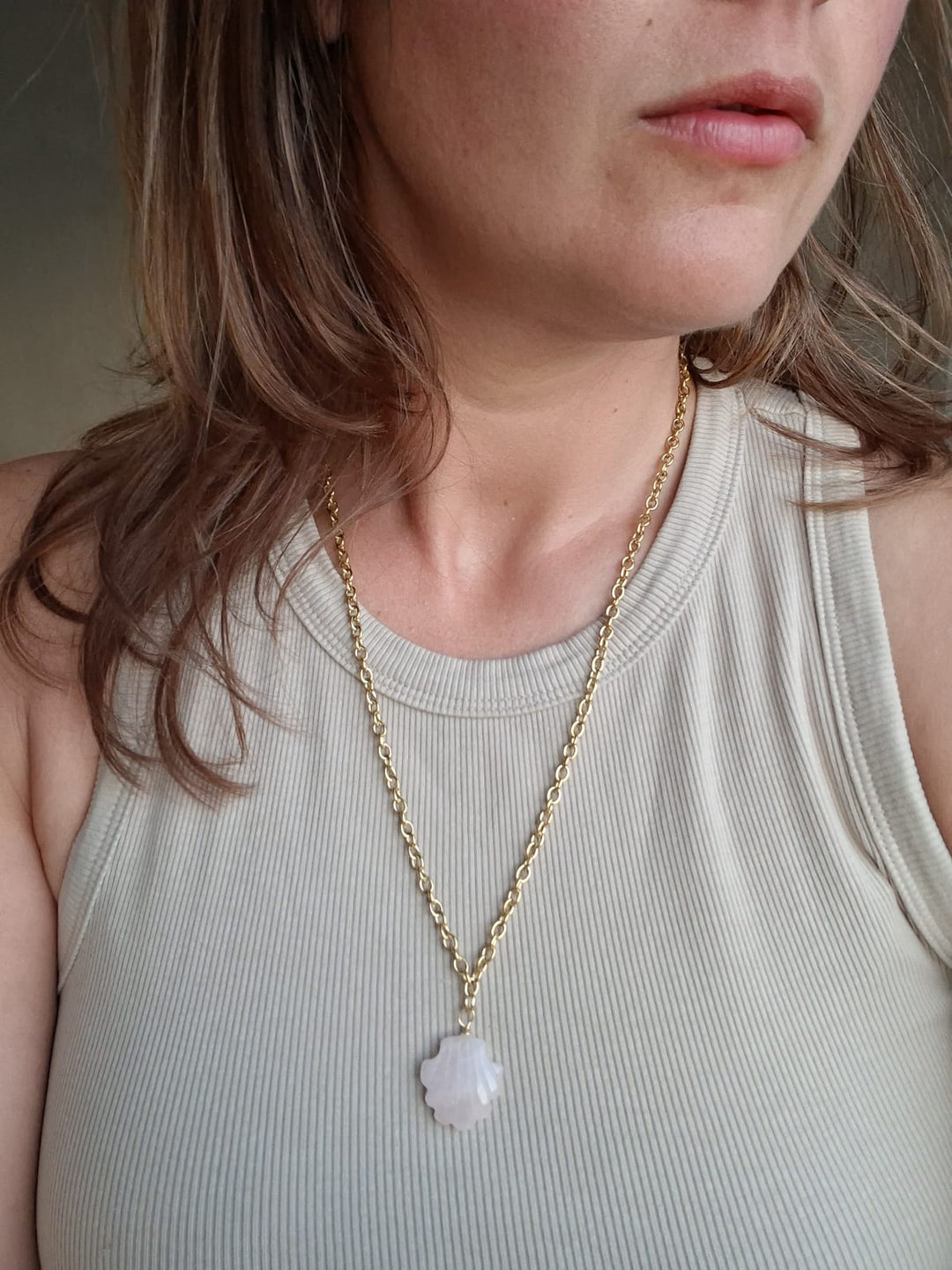 Ketting rozenkwarts schelp goud