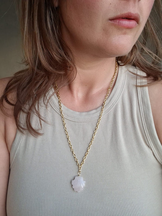 Ketting rozenkwarts schelp goud